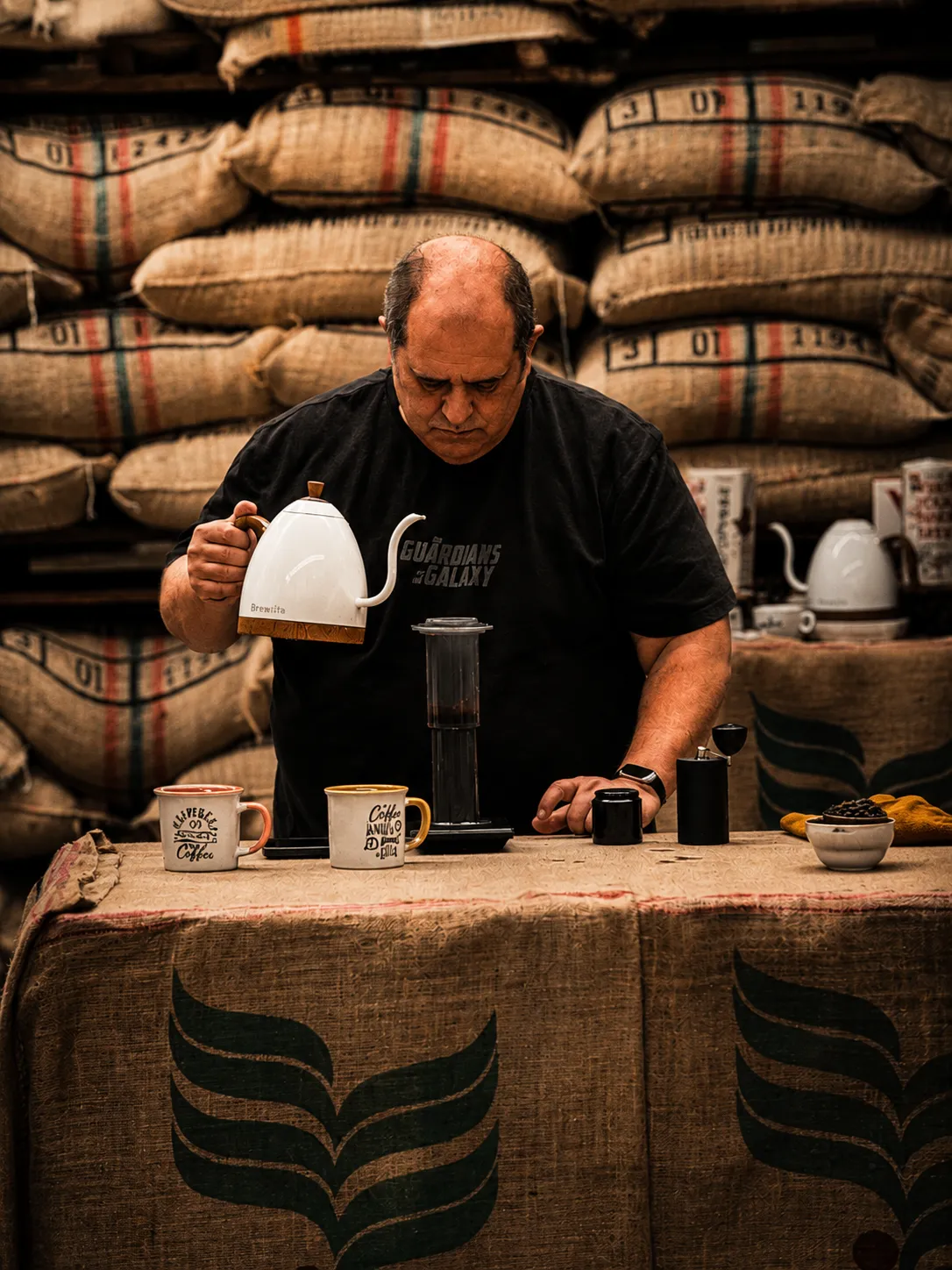 Luis Ángel Montoya preparando café con AeroPress