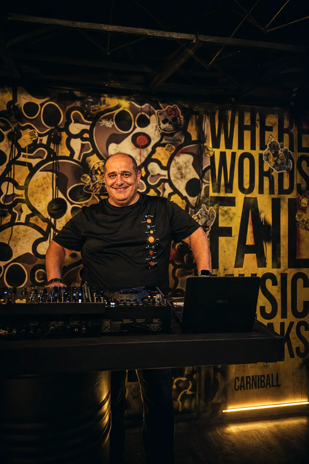 Luis Ángel Montoya en una cabina de DJ